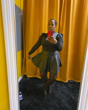 Load image into Gallery viewer, CURTSY
